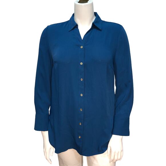 Chicos Womens Size 1 US 8 Blue Pleated Back Button Down Lightweight TINY FLAW - Picture 1 of 15